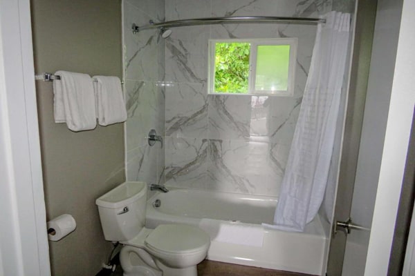 Foto van 1 tweepersoonsbed (queensize) | Rookvrij - Vakantiehuis in Tigard - BedRoom