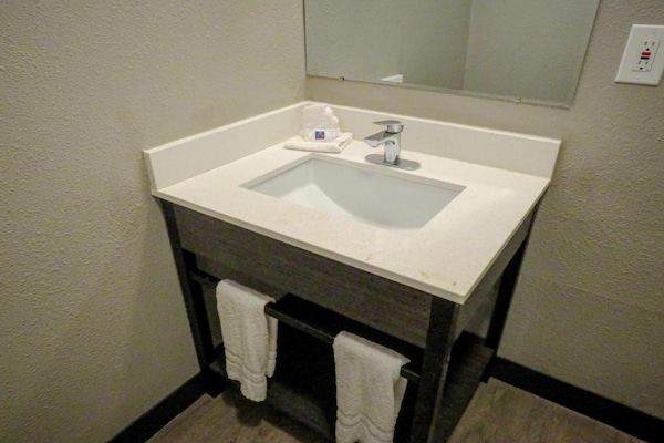 Foto van 1 tweepersoonsbed (queensize) | Rookvrij - Vakantiehuis in Tigard - BedRoom