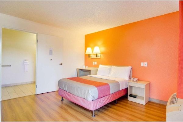 Foto van 1 tweepersoonsbed | Douche conform ADA/RI-normen - Vakantiehuis in Fife - BedRoom