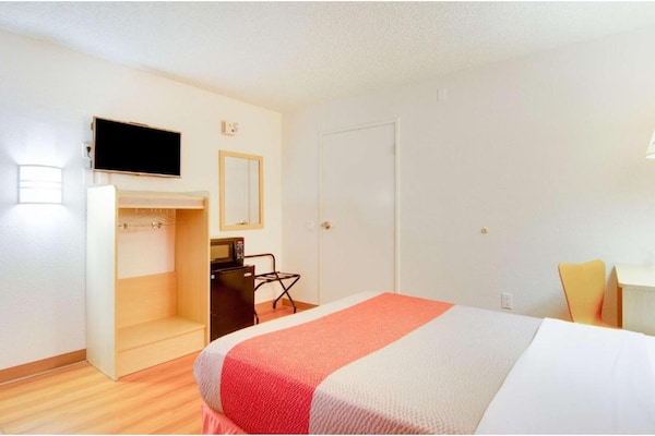 Foto van 1 tweepersoonsbed | Douche conform ADA/RI-normen - Vakantiehuis in Fife - BedRoom
