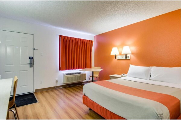 Foto van 1 tweepersoonsbed | Douche conform ADA/RI-normen - Vakantiehuis in Fife - BedRoom