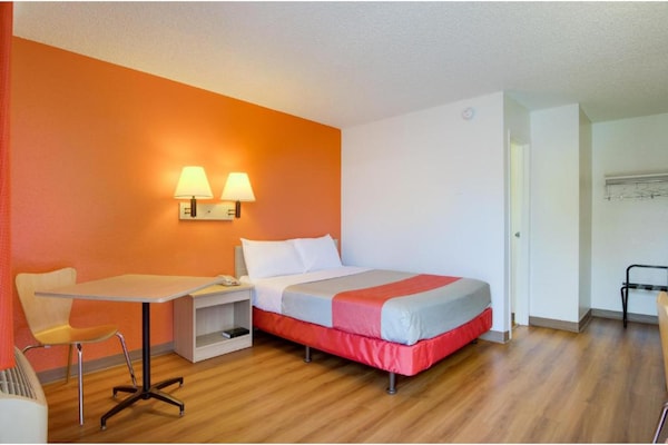 Foto van 1 tweepersoonsbed | Douche conform ADA/RI-normen - Vakantiehuis in Fife - BedRoom