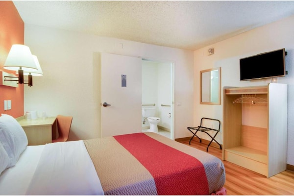 Foto van 1 tweepersoonsbed | Douche conform ADA/RI-normen - Vakantiehuis in Fife - BedRoom
