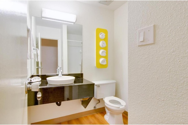 Foto van 1 tweepersoonsbed | Douche conform ADA/RI-normen - Vakantiehuis in Fife - BathRoom