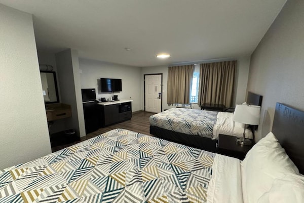 Foto van 2 tweepersoonsbedden (queensize) | Roken toegestaan, koelkast aanwezig - BedRoom