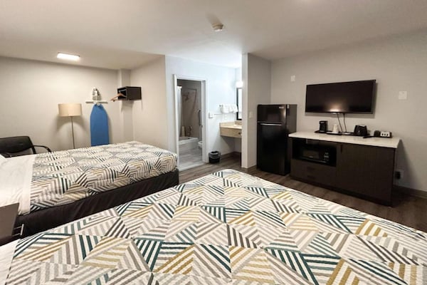 Foto van 2 tweepersoonsbedden (queensize) | Roken toegestaan, koelkast aanwezig - BedRoom