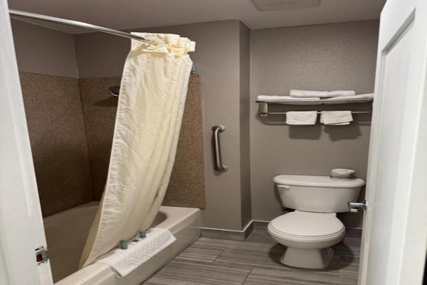 Foto van 2 tweepersoonsbedden (queensize) | Roken toegestaan, koelkast aanwezig - BathRoom