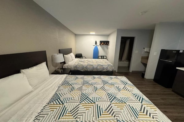 Foto van 2 tweepersoonsbedden (queensize) | Roken toegestaan, koelkast aanwezig - BedRoom