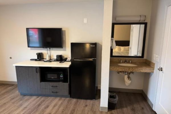Foto van 2 tweepersoonsbedden (queensize) | Roken toegestaan, koelkast aanwezig - BedRoom